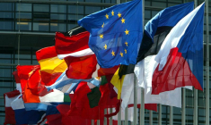 Le drapeau européen et les drapeaux nationaux des pays membres de l'Union européenne devant le Parlement européen à Strasbourg