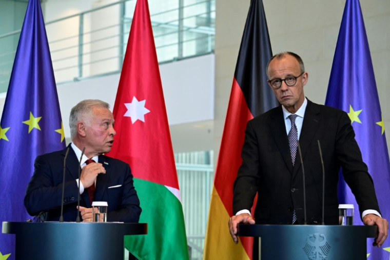Le chancelier allemand Friedrich Merz (à droite), en conférence de presse à Berlin avec le Roi Abdallah II de Jordanie, le 29 juillet 2025 ( AFP / John MACDOUGALL )