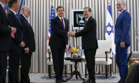 Le secrétaire d'Etat américain Marco Rubio et le président israélien Isaac Herzog se serrent la main avant leur rencontre à Jérusalem, le 15 septembre 2025  ( POOL / Nathan Howard )