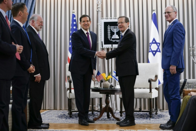 Le secrétaire d'Etat américain Marco Rubio et le président israélien Isaac Herzog se serrent la main avant leur rencontre à Jérusalem, le 15 septembre 2025 ( POOL / Nathan Howard )