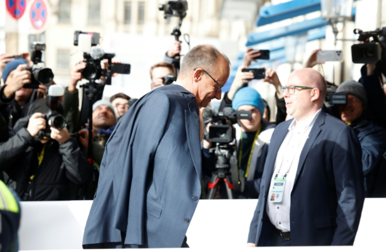 Le chancelier allemand Friedrich Merz arrive à l'hôtel Bayerischer Hof, lieu de la 62e Conférence de Munich sur la sécurité (MSC), le 13 février 2026 à Munich, en Allemagne ( AFP / Michaela STACHE )