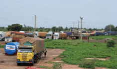 La nourriture et l'aide s'accumulent à la frontière du Niger à cause des sanctions