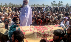 Funérailles de victimes de frappes pakistanaises dans la province afghane frontalière du Nangarhar, le 1er mars 2026 ( AFP / - )