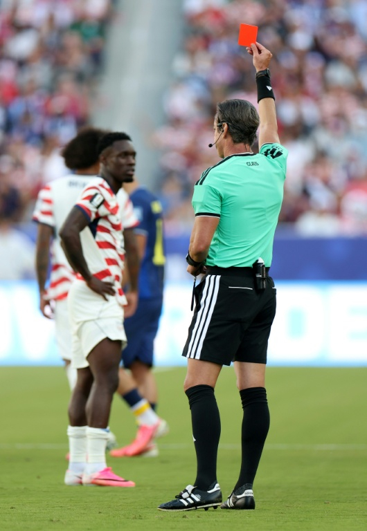 L'attaquant américain Folarin Balogun est exclu par l'arbitre Raphael Claus pour une faute sur le Bosnien Tarik Muharemovic, le 1er juillet 2026 à Santa Clara, en Californie ( Getty / Charlotte Wilson )