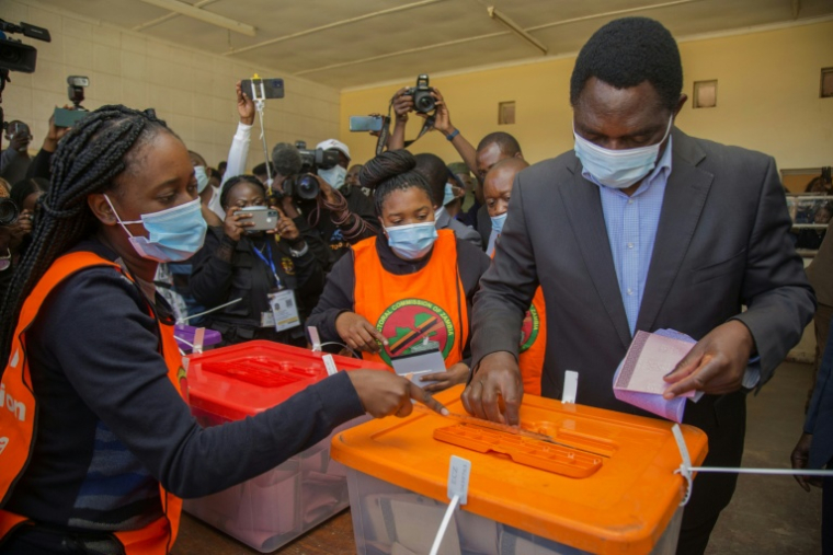 Alors candidat de l'opposition, Hakainde Hichilema vote le 12 août 2021 à Lusaka pour l'élection présidentielle, qu'il remportera (R) of the United Party for National Development (UPND) casts his ballot in Lusaka on August 12, 2021. Zambians vote Thursday in a closely watched presidential election that will test whether recent economic gains can offset frustration over the high cost of living and unemployment in one of Africa's most stable democracies. Incumbent Hakainde Hichilema faces Brian Mundubile -- a former ally of late president Edgar Lungu -- who surged to the front of a fragmented opposition after being backed by a coalition of rival parties. ( AFP / SALIM DAWOOD )