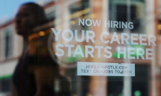 Un restaurant Chipotle affiche qu'il recrute