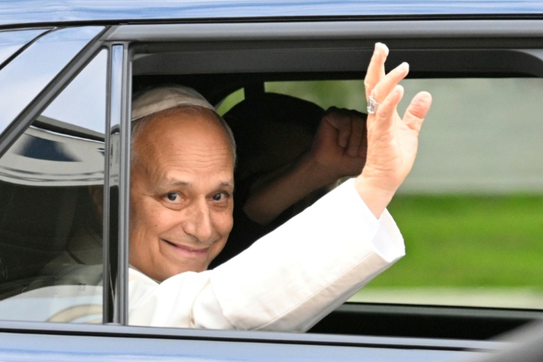 Le pape Léon XIV salue la foule en quittant l’hôpital Gemelli, quatre jours après une intervention chirurgicale pour retirer une tumeur cancéreuse de son poumon droit, le 17 octobre 2026 à Rome ( AFP / Tiziana FABI )