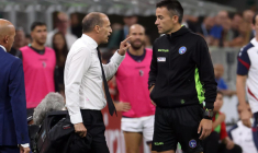 Massimiliano Allegri fait tomber la veste et pète un câble contre les arbitres