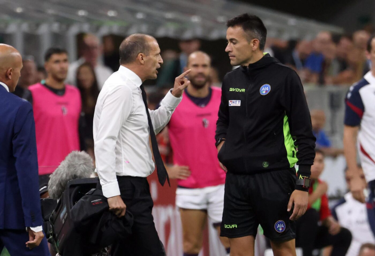 Massimiliano Allegri fait tomber la veste et pète un câble contre les arbitres