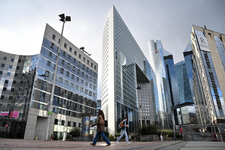 Des piétons déambulent dans le quartier d'affaires de La Défense à Puteaux, le 28 novembre 2023 ( AFP / MIGUEL MEDINA )