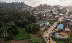 Vue aérienne de l’arboretum de Sibang et de la ville de Libreville, la capitale du Gabon, le 15 octobre 2026 ( AFP / Nao Mukadi )