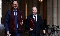 Le secrétaire en chef du Trésor britannique Darren Jones (gauche) et le secrétaire d'État britannique au Commerce et aux Affaires Jonathan Reynolds