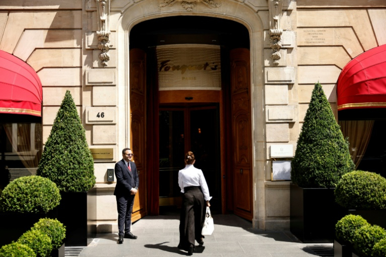 L'entrée de l'hôtel Fouquet's, qui a reçu le label "Palace", la plus haute distinction hôtelière française au-delà de cinq étoiles, le 2 juin 2026 à Paris  ( AFP / SIMON WOHLFAHRT )