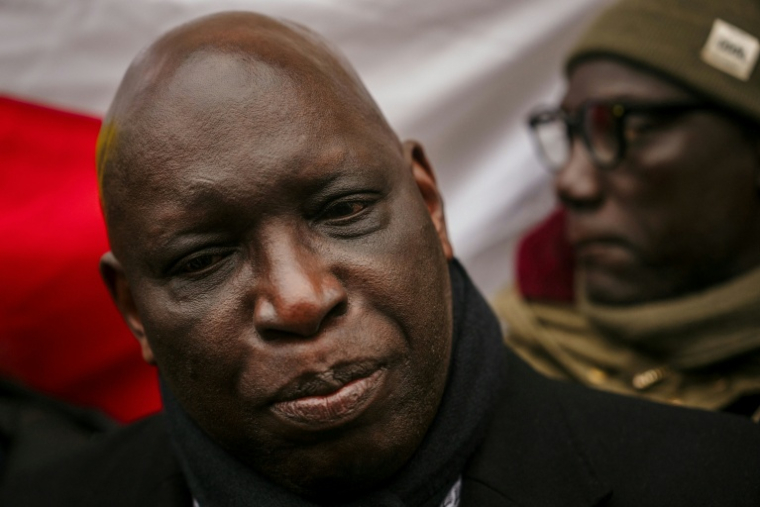 Madiambal Diagne à sa sortie de la cour d'appel de Versailles le 25 novembre 2025 ( AFP / Dimitar DILKOFF )