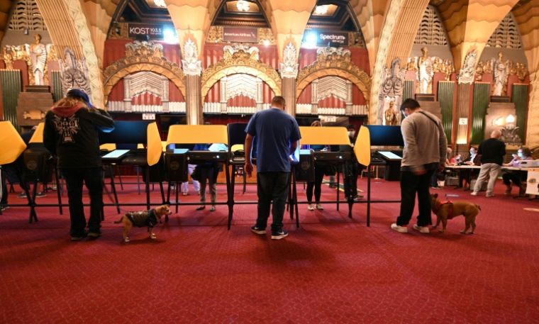 Des électeurs votent lors de l'élection présidentielle, le 3 novembre 2020 à Los Angeles, en Californie ( AFP / Robyn Beck )