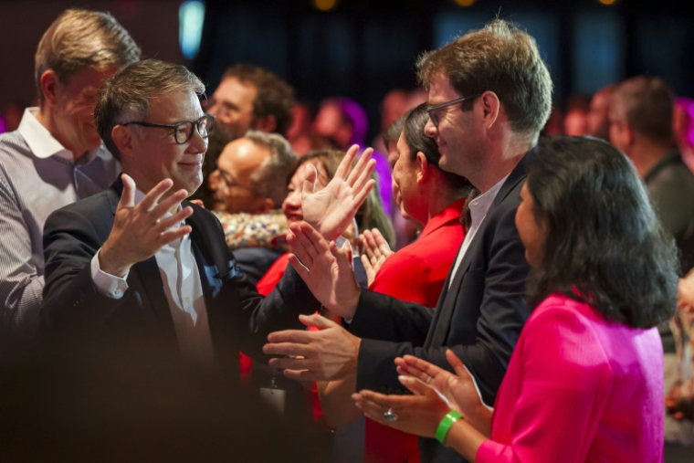 Le premier secrétaire du PS Olivier Faure (G) salue le maire de Rouen Nicolas Mayer-Rossignol (2eD) lors du congrès du parti, le 15 juin 2025 à Nancy ( AFP / Jean-Christophe VERHAEGEN )