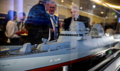 Une maquette de frégate F126. ( AFP / JOHN MACDOUGALL )