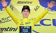 Le Danois Jonas Vingegaard premier maillot jaune de la 113e édition du Tour de France, le 4 juillet 2026 à Barcelone ( AFP / Loic VENANCE )