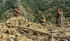 Des habitants afghans se rassemblent près de leurs maisons détruites par une frappe aérienne pakistanaise dans le district de Shultan, dans la province de Kunar en Afghanistan, le 1er octobre 2026 ( AFP / Aimal Zahir )
