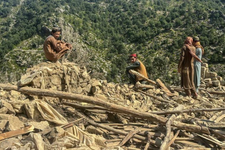 Des habitants afghans se rassemblent près de leurs maisons détruites par une frappe aérienne pakistanaise dans le district de Shultan, dans la province de Kunar en Afghanistan, le 1er octobre 2026 ( AFP / Aimal Zahir )