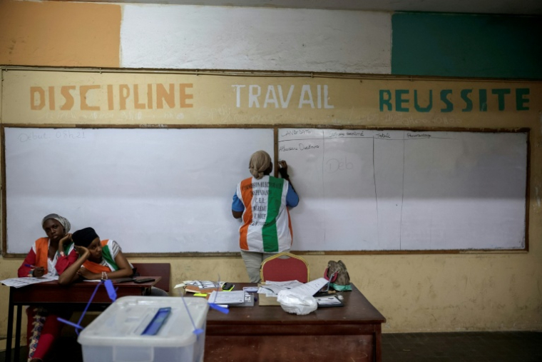 Une représentante de la commission électorale avant le dépouillement de la présidentielle ivoirienne, à Abidjan le 25 octobre 2025 ( AFP / EMMANUEL CROSET )
