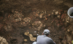Photo fournie par le ministère de la Culture du Panama montrant des archéologues en train de fouiller une tombe vieille d'environ mille ans, à El Caño, au Panama, le 20 février 2026 ( Panama / Handout )
