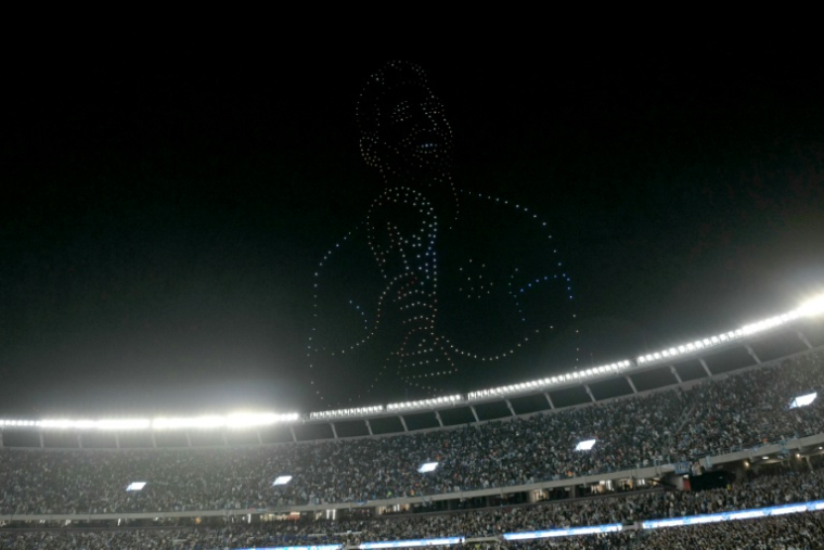 Une nuée de drones représente Lionel Messi à la fin de son ultime match avec l'Argentine, le 6 octobre 2026 au stade Monumental de Buenos Aires ( AFP / JUAN MABROMATA )