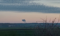 Photo de la fumée qui monte au loin, au milieu de rapports faisant état de deux explosions en Pologne, près de la frontière avec l'Ukraine