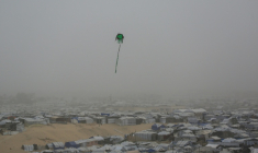 Un cerf-volant survole le camp de déplacés de Khan Younès, dans le sude de la bande de Gaza, le 14 février 2026 ( AFP / Bashar Taleb )