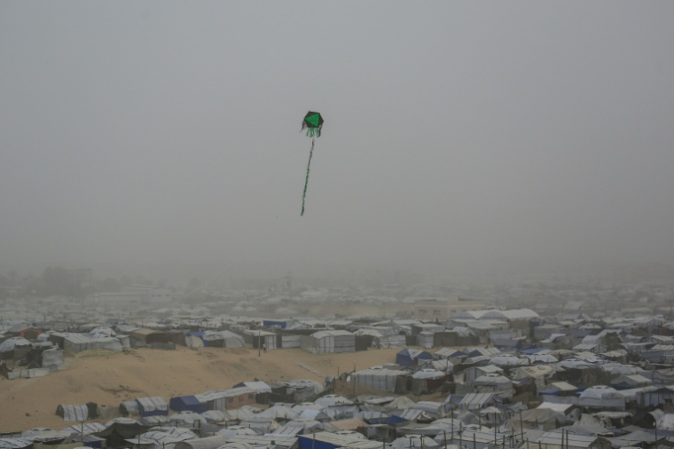 Un cerf-volant survole le camp de déplacés de Khan Younès, dans le sude de la bande de Gaza, le 14 février 2026 ( AFP / Bashar Taleb )