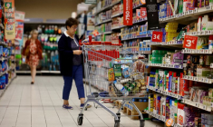 Des clients dans un supermarché Carrefour à Montesson