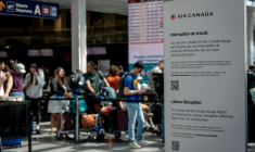 Des passagers en attente à l'aéroport de Montréal (Canada) le 16 août 2025 à la suite d'un mouvement de grève des hôtesses et stewards d'Air Canada ( AFP / ANDREJ IVANOV )