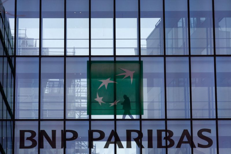 Logo de BNP Paribas sur un immeuble à Issy-les-Moulineaux, près de Paris