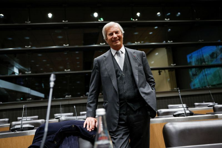 Le milliardaire français Vincent Bolloré pose avant une audition à l'Assemblée nationale à Paris