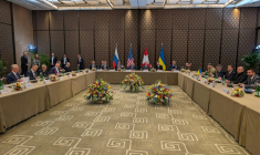 Photo diffusée par le bureau de presse du Conseil national de sécurité et de défense d'Ukraine (NSDC), le 17 février 2026, montrant les délégations américaine, russe et ukrainienne au premier jour du troisième cycle de pourparlers trilatéraux entre les délégations de la Russie, de l'Ukraine et des États-Unis à Genève ( Conseil national de sécurité et de défense d'Ukraine / Handout )