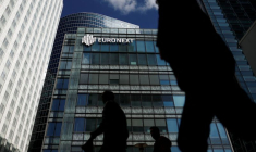 La bourse Euronext est photographiée dans le quartier d'affaires de La Défense à Paris