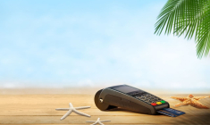 (Carte bancaire fonctionnant parfaitement et sans frais à l'autre bout du monde avec un TPE sur une plage - Crédits photo : Adobe Stock)