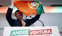 Le chef du parti Chega, le candidat d’extrême droite André Ventura, agite un drapeau portugais tandis qu’il s’adresse à ses partisans dans la nuit du premier tour de l’élection présidentielle au Portugal, à Lisbonne, le 18 janvier 2026 ( AFP / FILIPE AMORIM )