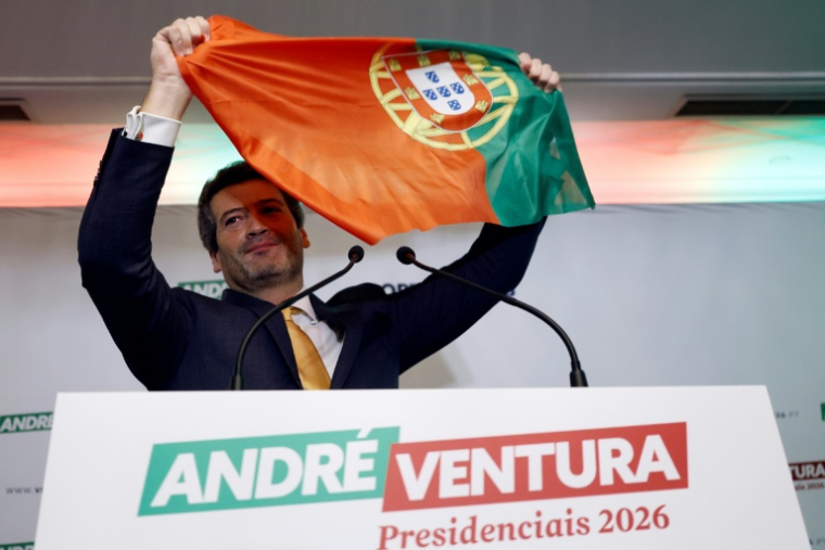 Le chef du parti Chega, le candidat d’extrême droite André Ventura, agite un drapeau portugais tandis qu’il s’adresse à ses partisans dans la nuit du premier tour de l’élection présidentielle au Portugal, à Lisbonne, le 18 janvier 2026 ( AFP / FILIPE AMORIM )