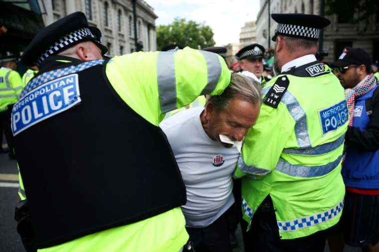 Un manifestant est arrêté par la police à Trafalgar Square lors d'un rassemblement en soutien du groupe Palestine Action, que le gouvernement britannique veut interdire, le 23 juin 2025 à Londres ( AFP / HENRY NICHOLLS )