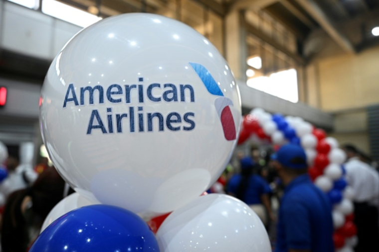 Des ballons décorent la zone d'enregistrement d'American Airlines à l'aéroport international Simon Bolivar de la Guaira, avant l'arrivée d'un vol American Airlines en provenance de Miami, en Floride, le 30 avril 2026 au Venezuela ( AFP / Federico PARRA )