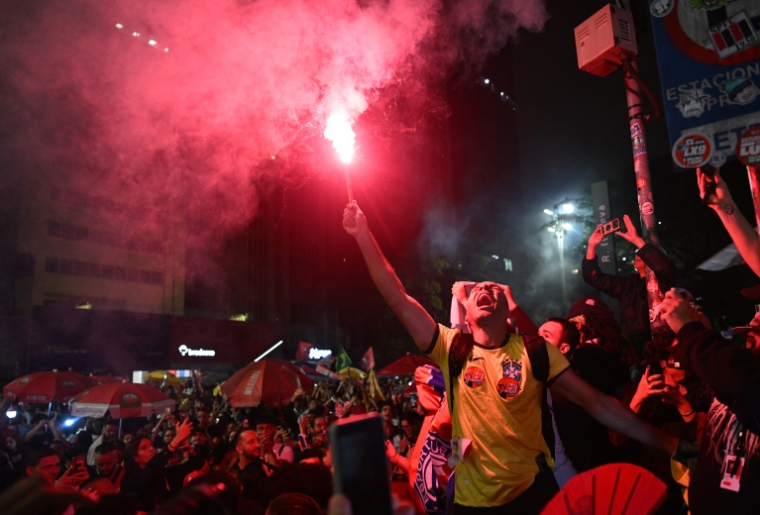 Un partisan du président Luiz Inacio Lula da Silva célèbre l'annonce des résultats du second tour de l'élection présidentielle à Rio de Janeiro, au Brésil, le 25 octobre 2026 ( AFP / Juan BARRETO )