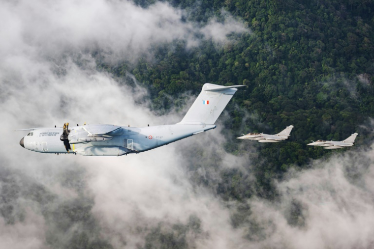 Un Airbus A400M français ravitaille en vol deux chasseurs Rafale B au-dessus de l'Indonésie le 22 septembre 2026 lors de la mission Pégase 26 ( Pegase Mission 26 French Air and Space Force / Handout )