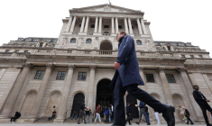 Une personne passe devant la Banque d'Angleterre