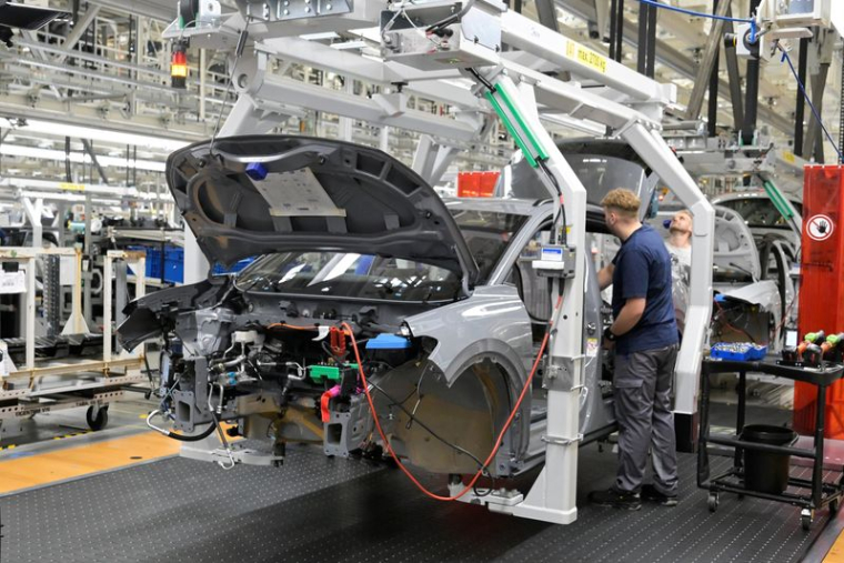 Le ministre allemand de l'économie Robert Habeck visite une usine Volkswagen à Emden