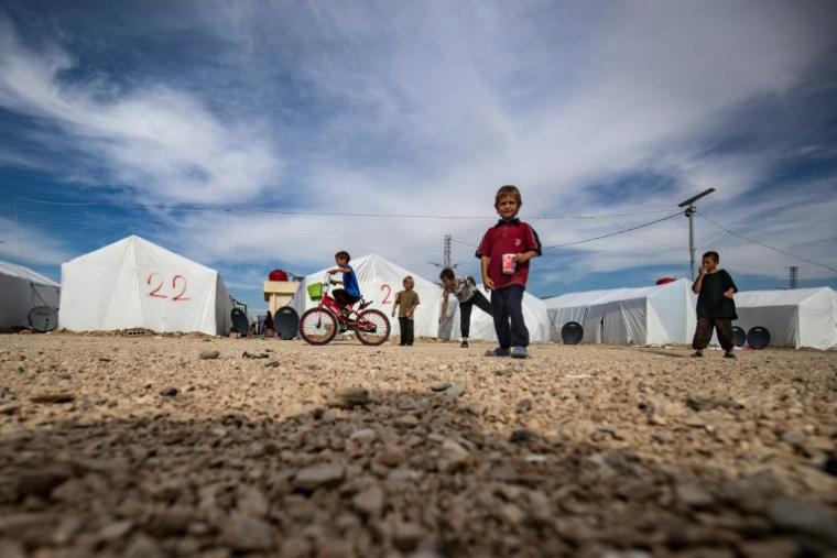 Des enfants au camp Roj, où sont détenus des proches de personnes soupçonnées d'appartenir au groupe État islamique (EI), dans la province de Hassaké, au nord-est de la Syrie, le 8 octobre 2023 ( AFP / Delil SOULEIMAN )