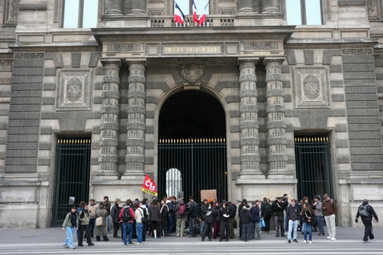 Le musée du Louvre, à Paris, bloqué par des étudiants en art mobilisés contre "la casse dans la culture" et en "soutien" aux lycéens, le 19 octobre 2026 ( AFP / Dimitar DILKOFF )