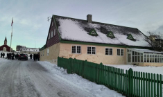 La Première ministre danoise arrive à la maison Hans Egede à Nuuk