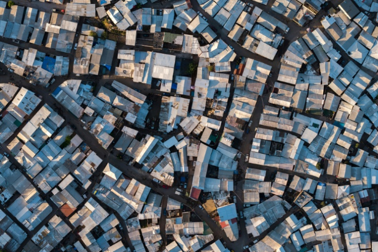 Vue aérienne du quartier Nuevo Amanecer à Santiago du Chili, le 11 novembre 2025 ( AFP / Javier TORRES )