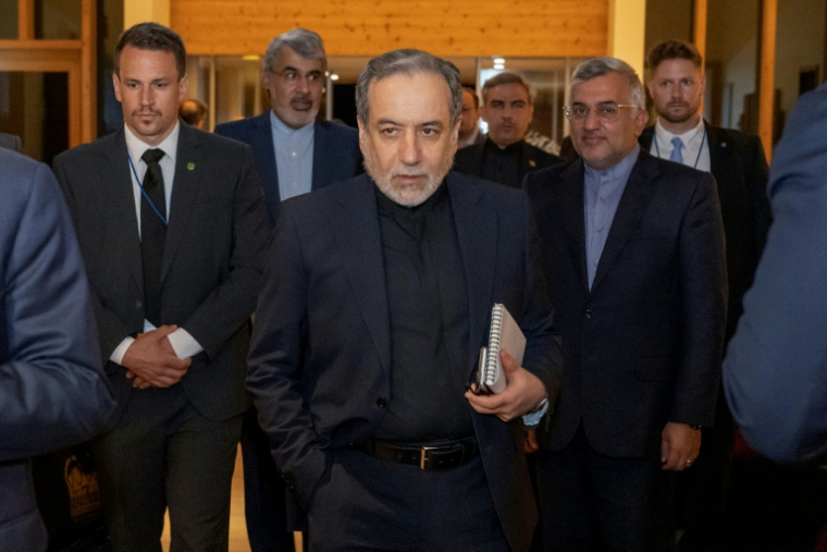 Le ministre iranien des Affaires Etrangères, Abbas Araghchi (c) arrive au complexe hôtelier de luex du Bürgenstock pour des négociations avec les Américains, le 21 juin 2026 en Suisse, ( POOL / URS FLUEELER )